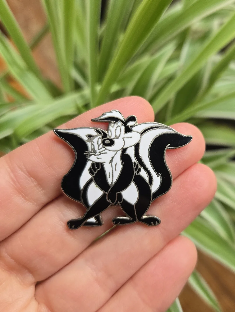 Vintage Warner Brothers Pepe Le Pew Enamel Cartoon Skunk Retro Lapel Brooch Pin